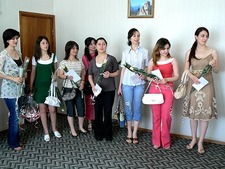«ՀայՌուսգազարդ»- ի կողմից պարգեւատրված Ստեփանակերտի համալսարանի ուսանողուհիները