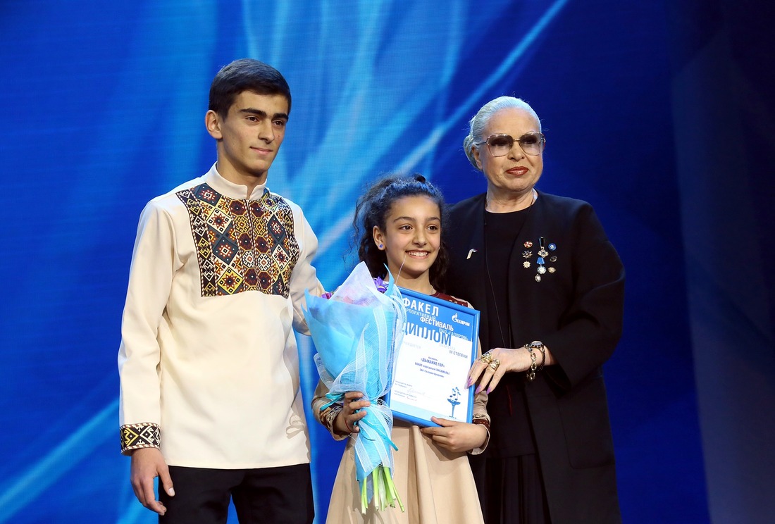 Հաղթողների և մրցանակակիրների պարգևատրման արարողությունը: Ալեն Իսախանյան, Էլեն Քալանթարյան և փառատոնի ժյուրիի նախագահ Ալեքսանդրա Պերմյակովան